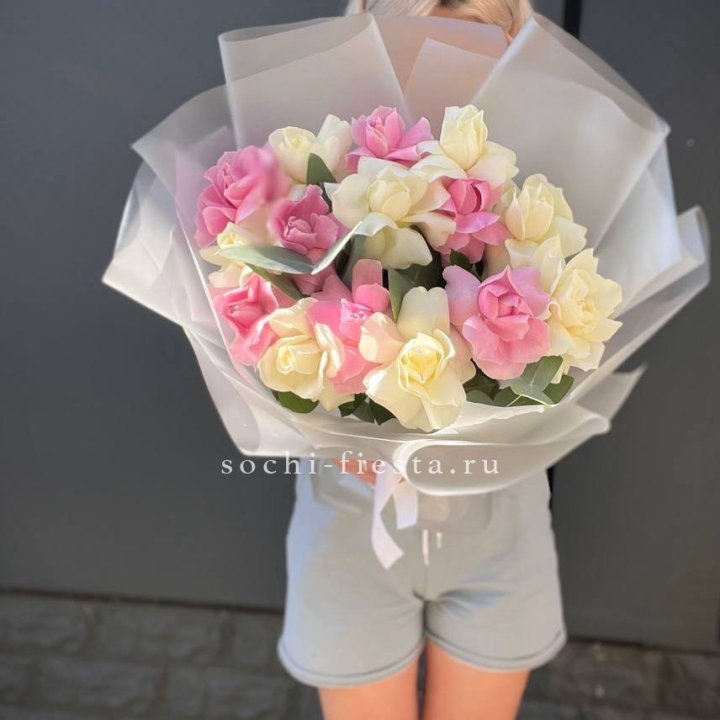 15 бело-розовых роз в Стерлитамаке