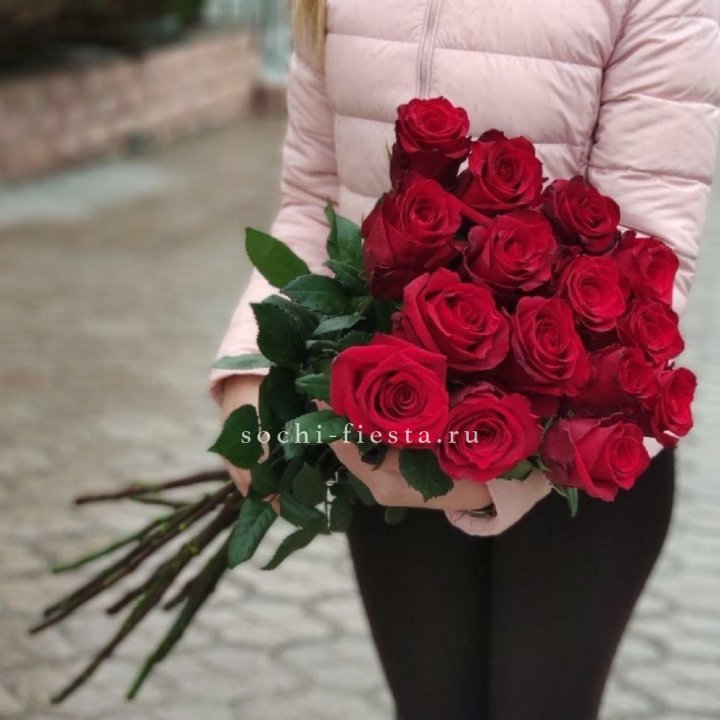 15 высоких красных роз в Стерлитамаке