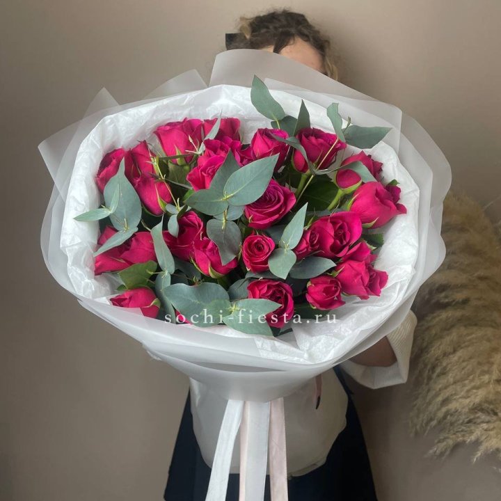 25 малиновых роз с эвкалиптом в Стерлитамаке