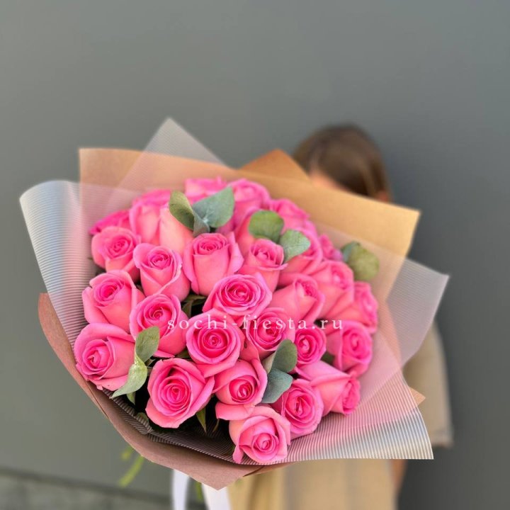 31 розовая роза с эвкалиптом в Стерлитамаке