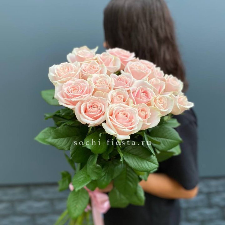 Высокие розовые розы в Стерлитамаке