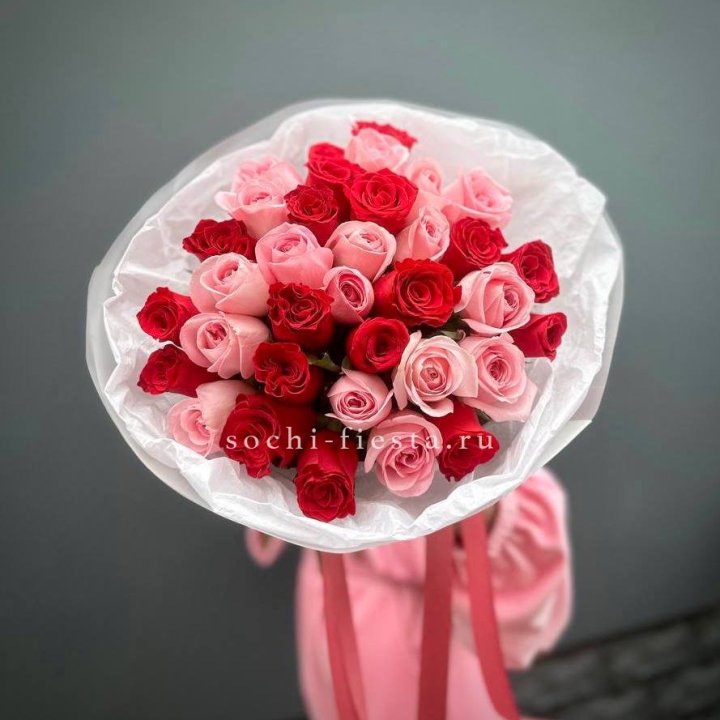 Букет красных и розовых 35 роз в Стерлитамаке