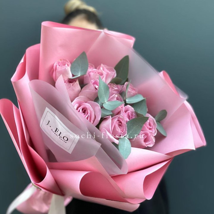 15 Розовых роз с эвкалиптом в Стерлитамаке