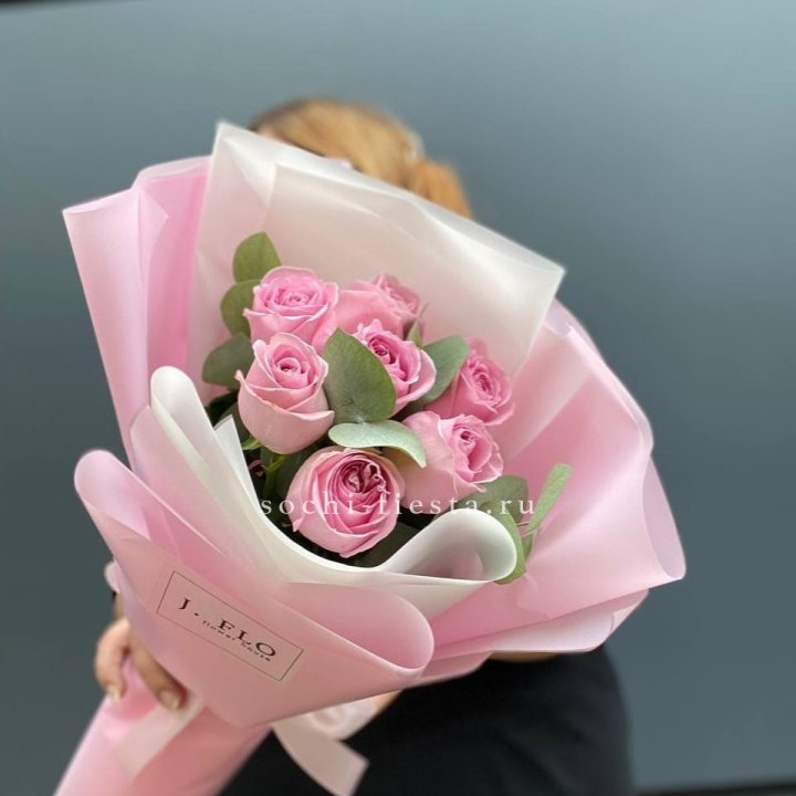 7 розовых роз с эвкалиптом в Стерлитамаке