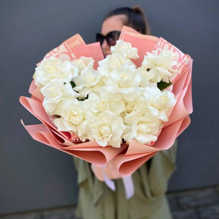 Белые розы "Аморе" в Стерлитамаке