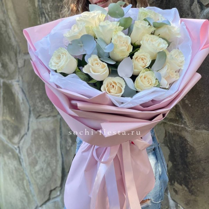 Белые розы в авторском оформлении в Стерлитамаке