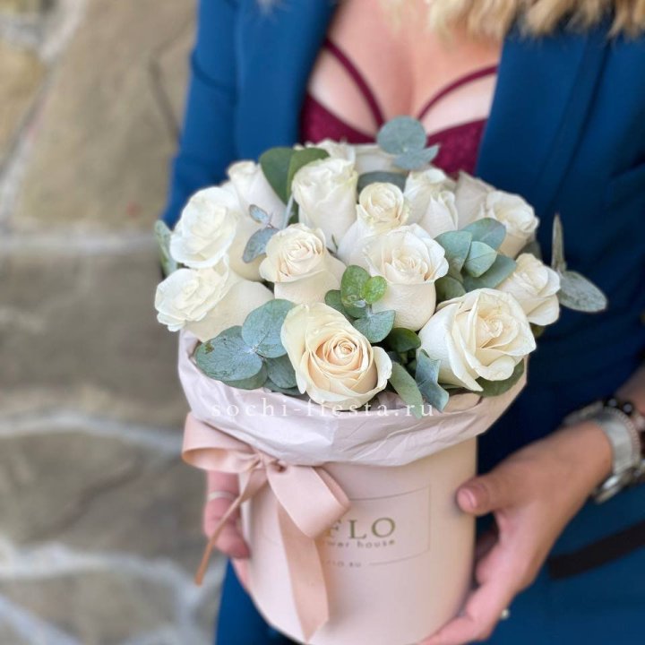 Цилиндр из белых роз в Стерлитамаке