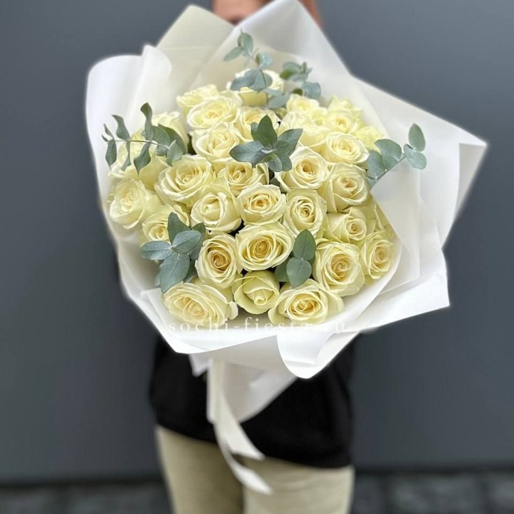31 белая роза с эвкалиптом в Стерлитамаке