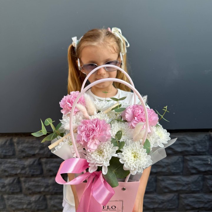 Сумочка из стойких хризантем и диантуса в Стерлитамаке