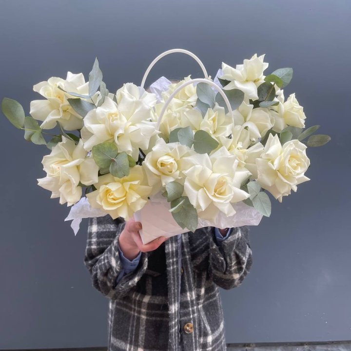 15 белых роз в сумочке в Стерлитамаке