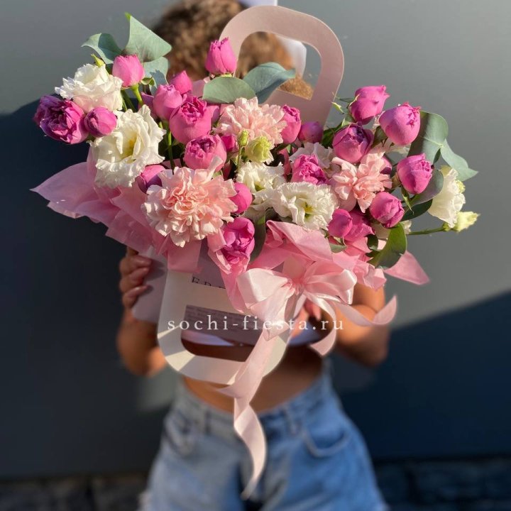 Сумочка с кустовой розой и диантусами в Стерлитамаке