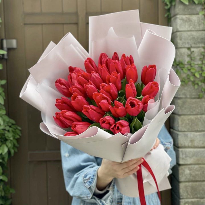 35 красных тюльпанов в Стерлитамаке